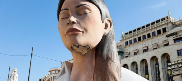 Els desperfectes que ha patit 'La Meditadora', la falla municipal. (EFE / Biel Aliño)