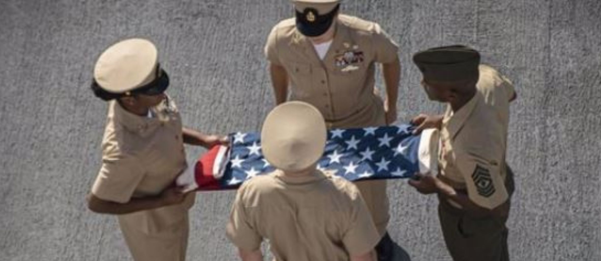 Soldats estatunidencs en una cerimònia en record a les víctimes