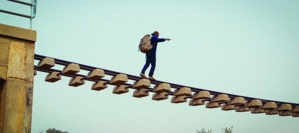 Bikontine segueix la via fèrria, avui en desús (fotografia: Météore Films).