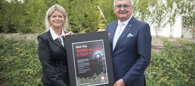 La ministra de defensa austríaca ensenya el cartell amb instruccions sobre una possible gran apagada que penjaran en tots els municipis