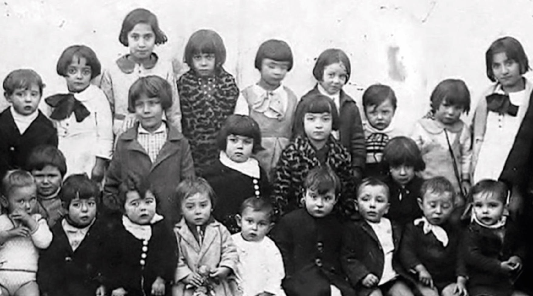 Alumnes catalans els anys trenta, quan el castellà era desconegut per la major part de la població, segons els autors (fotografia: Onada Edicions).