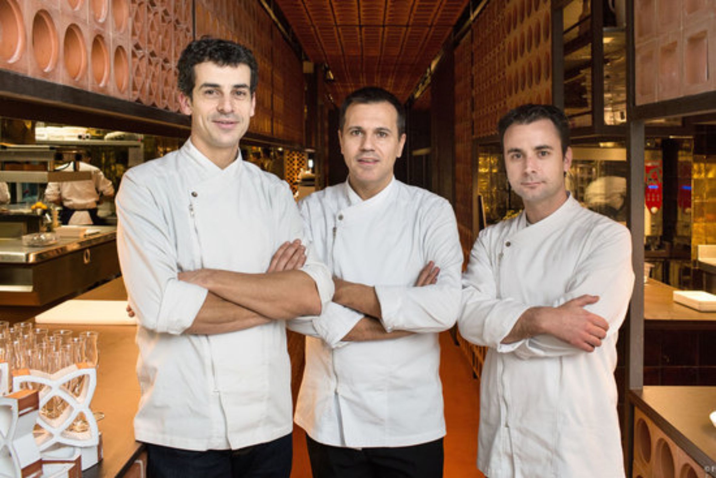 D'esquerra a dreta, els xefs Mateu Casañas, Oriol Castro i Eduard Xatruch, en una imatge d'arxiu al restaurant Disfrutar de Barcelona