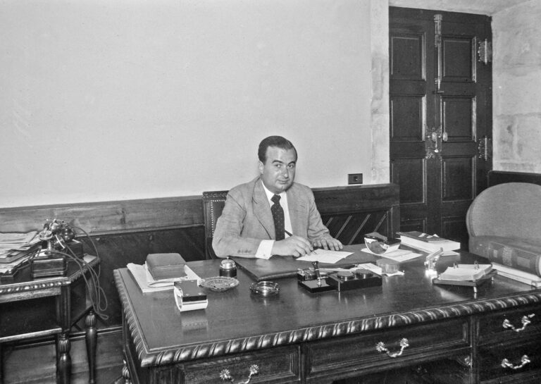 El cap de cerimonial Dalmau-Costa al seu despatx al Parlament, l'any 1933. (Fotografia cedida per Lluís Burillo. Merletti/IEFC)