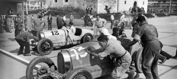 II Premi Sitges de Cotxes de Cursa: Ros (12) i Edgard de Morawitz (13), amb Bugatti, el 18 d’octubre de 1931. (fotografia: Fons Gabriel Casas i Galobardes. Arxiu Nacional de Catalunya).