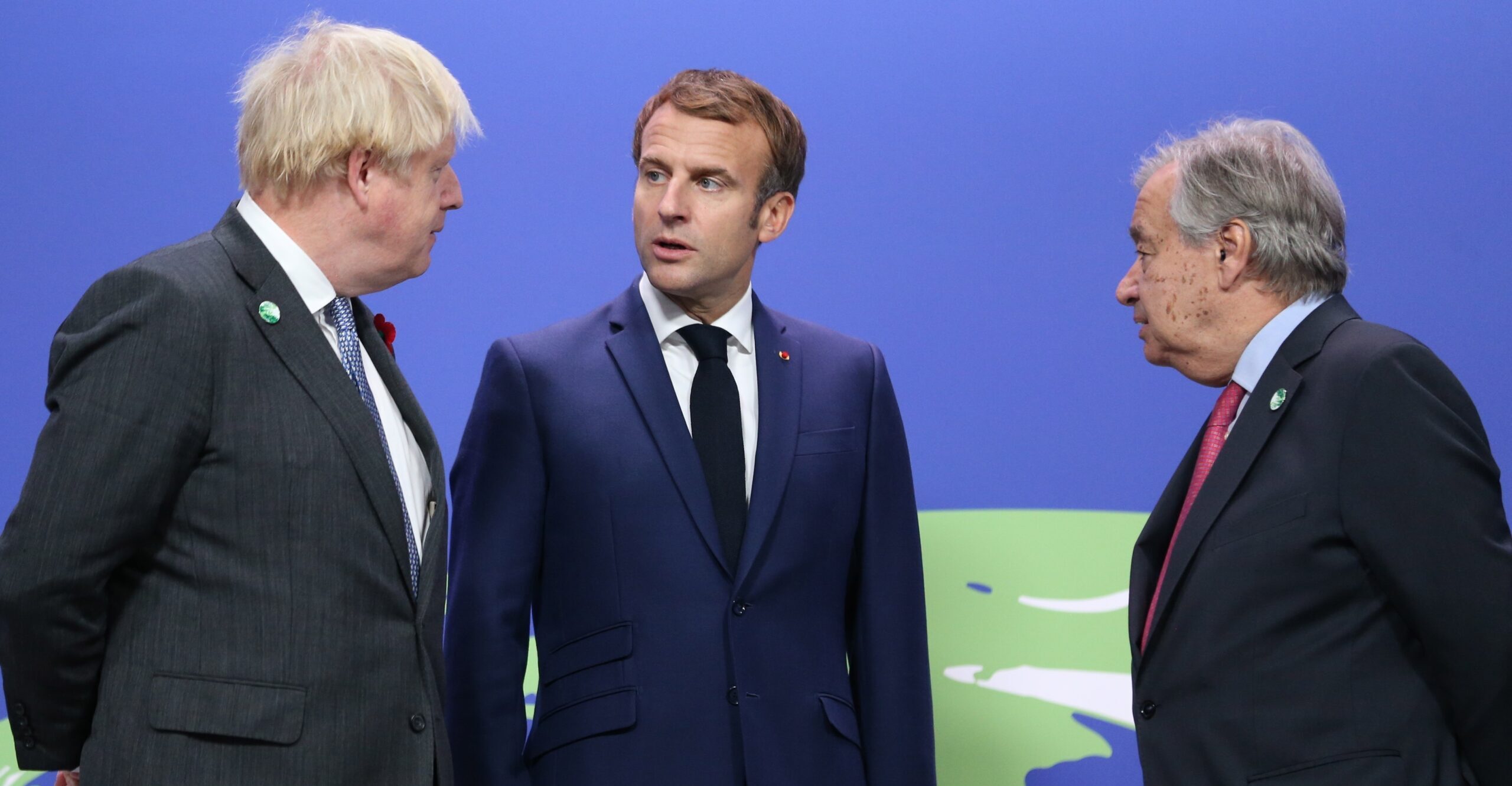 El primer ministre britànic, Boris Johnson, i el secretari general de l'ONU, Antonio Guterres, donen la benvinguda al president francès, Emmanuel Macron, a la Cimera pel Clima. Fotografia: EFE/EPA/ROBERT PERRY