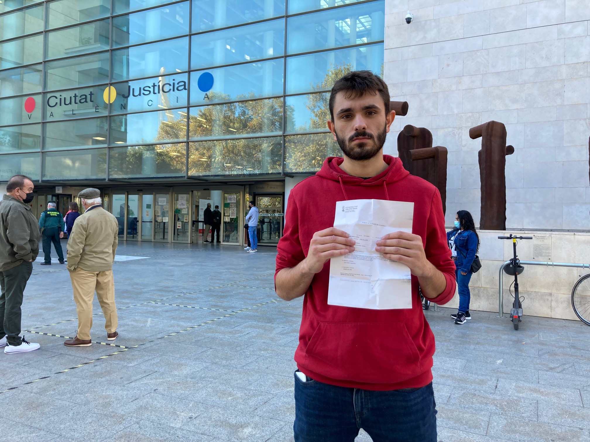 Alfredo Soler, a les portes de la Ciutat de la Justícia de València, amb l'informe de lesions.