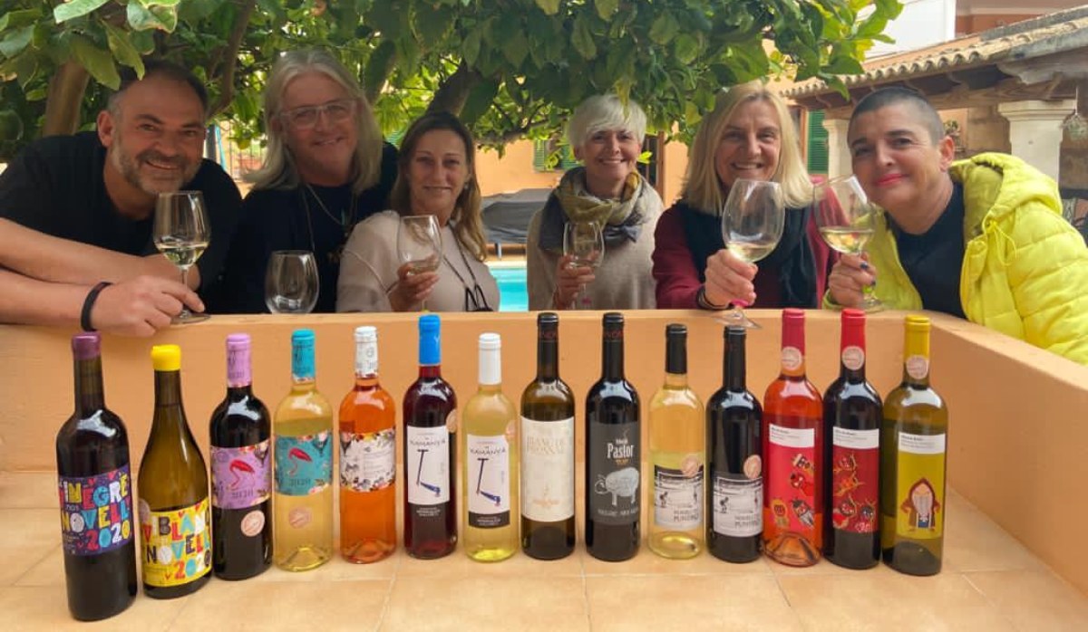 Les ampolles de vi novell dels cellers de Santa Maria del Camí, a Mallorca.