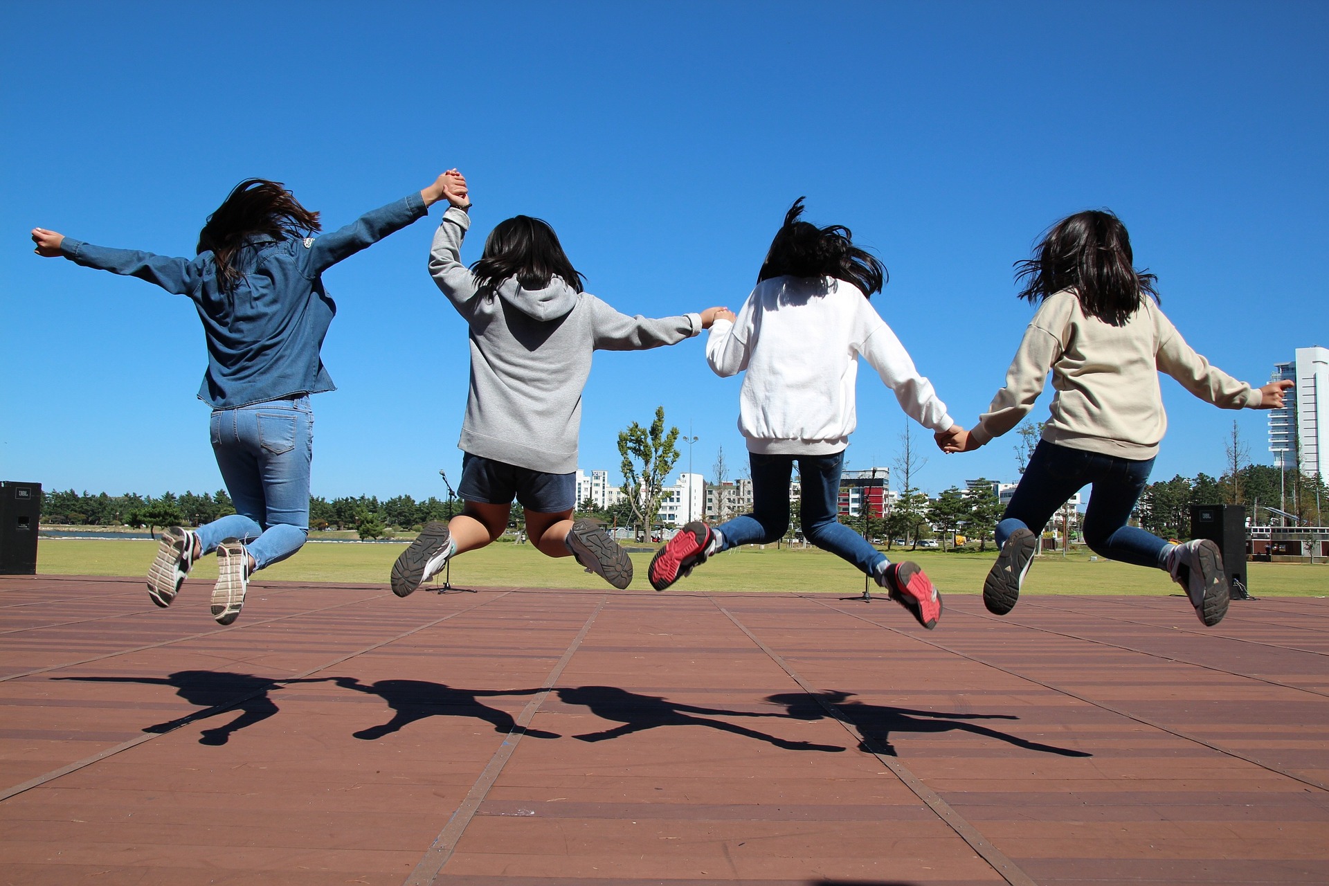 Xiquetes saltant en un pati escolar (fotografia: manseok_Kim / Pixabay).