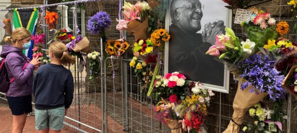 Flors en record a Desmond Tutu a la porta de la catedral de Sant Jordi, a Ciutat del Cap. Fotografia d'EFE/EPA