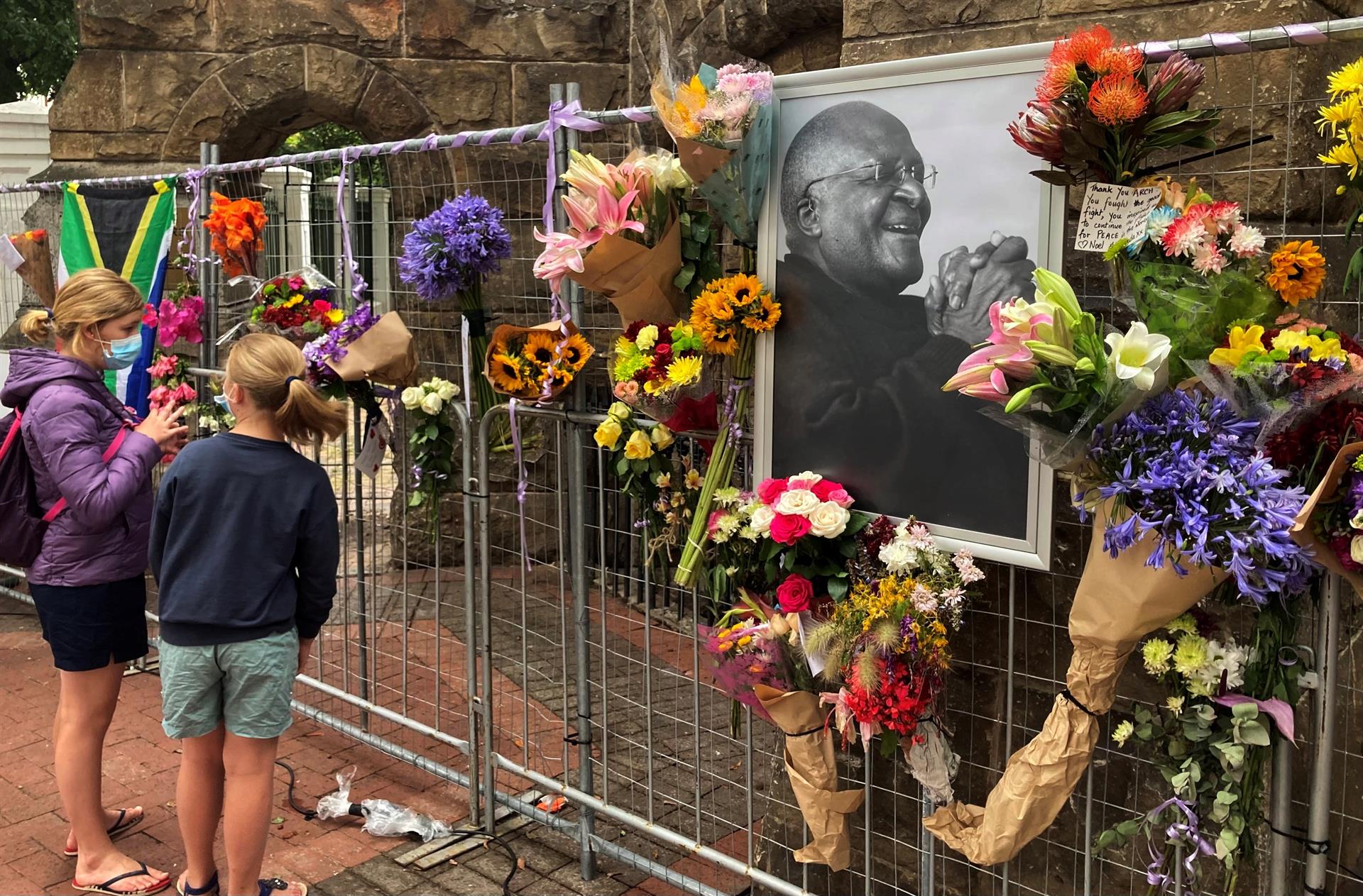 Flors en record a Desmond Tutu a la porta de la catedral de Sant Jordi, a Ciutat del Cap. Fotografia d'EFE/EPA