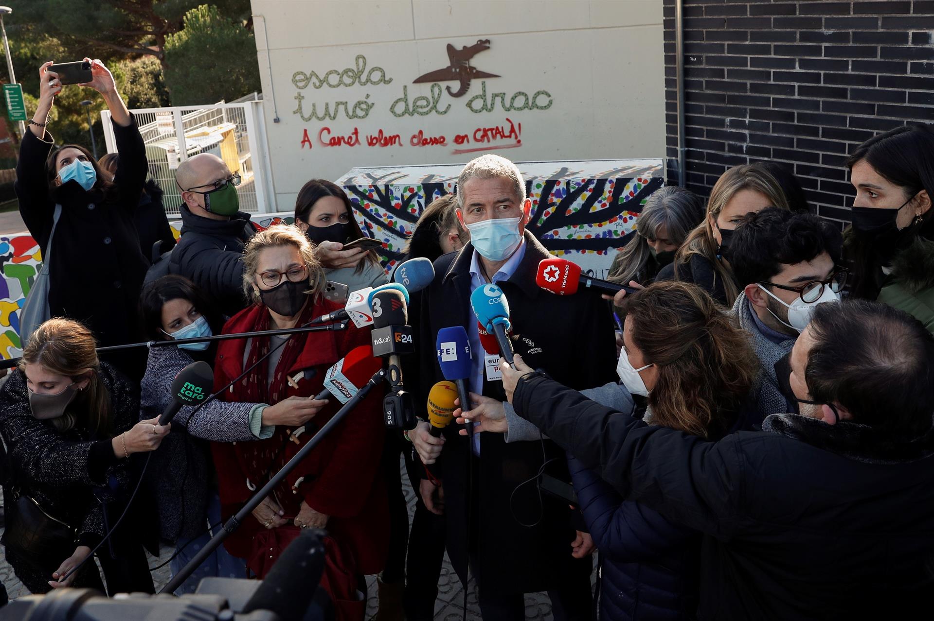 El conseller Josep Gonzàlez Cambray, a la porta de l'escola Turó del Drac de Canet