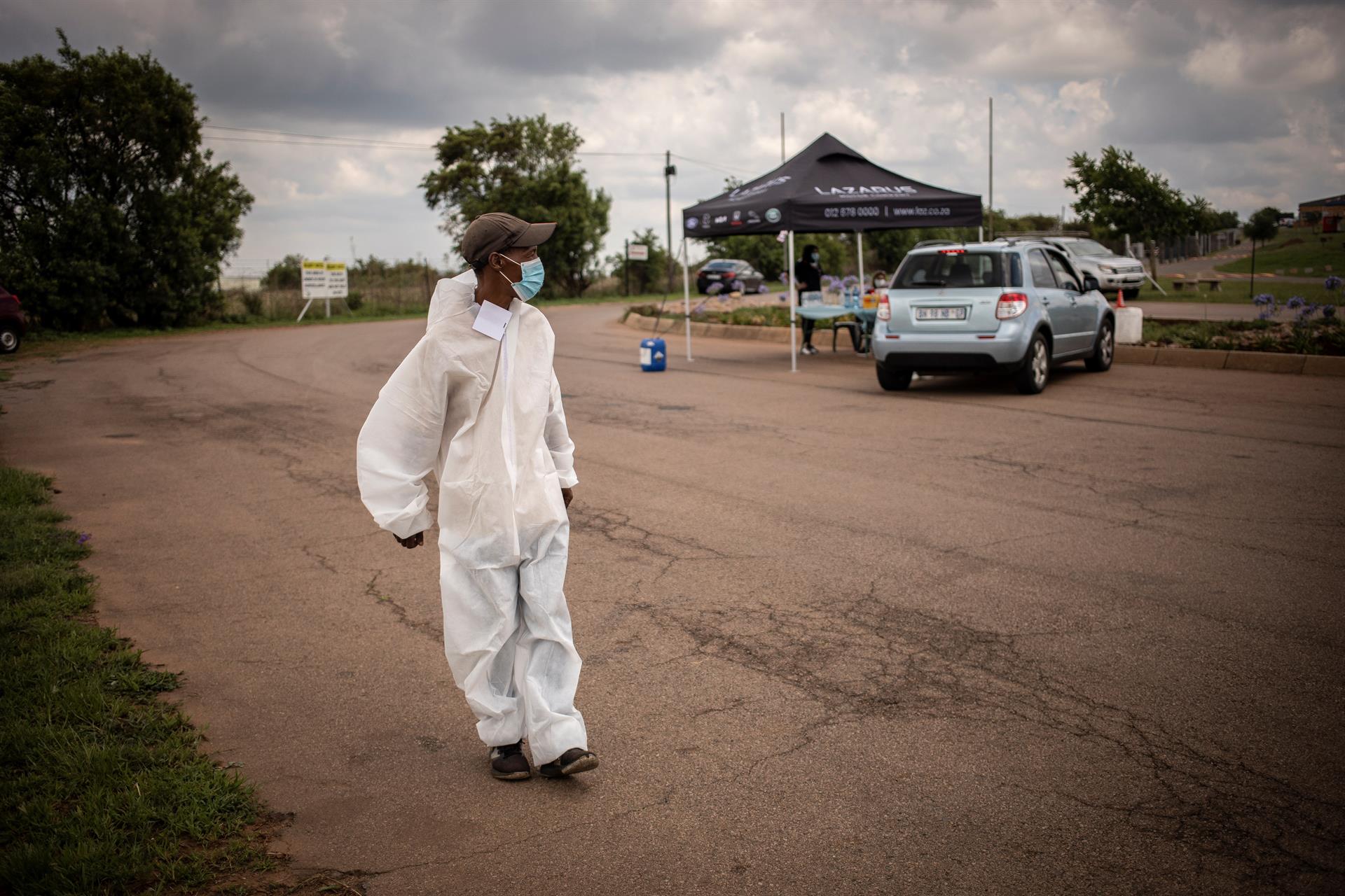 Un voluntari porta equips de protecció personal en un centre de vaccinació a Pretòria, Sud-àfrica (fotografia: EFE/EPA/Kim Ludbrook).