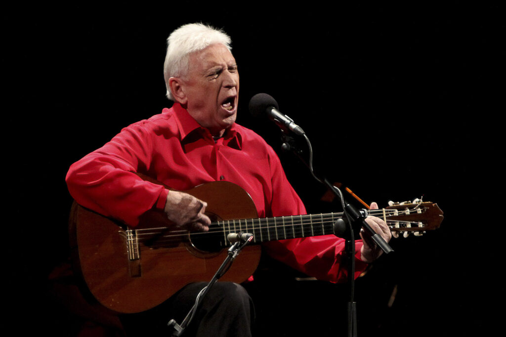 Raimon, la veu d’un poble en mànigues de camisa