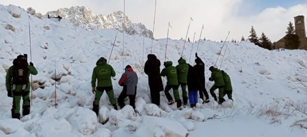 Agents de la Guàrdia Civil cercant Marc Durá a la rodalia de Formigal (EFE)