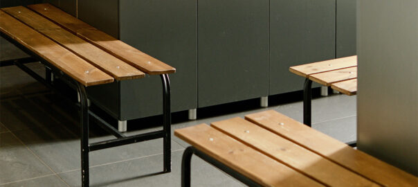 Interior d'uns vestidors escolars (fotografia: Ivan Samkov / Pexels).