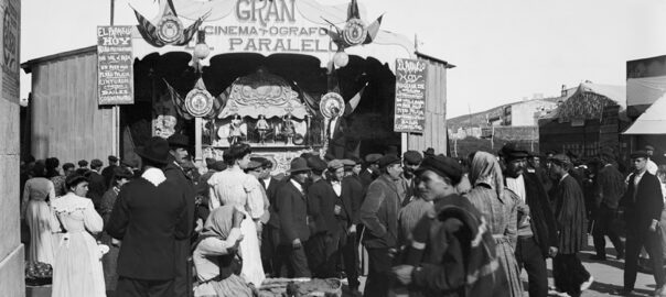 La barraca ambulant del Gran Cinematógrafo Paralelo, cap al 1900 (font: AFCEC, Lluís Girau Iglesias).