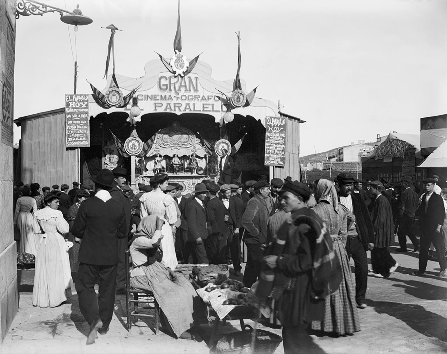 La barraca ambulant del Gran Cinematógrafo Paralelo, cap al 1900 (font: AFCEC, Lluís Girau Iglesias).