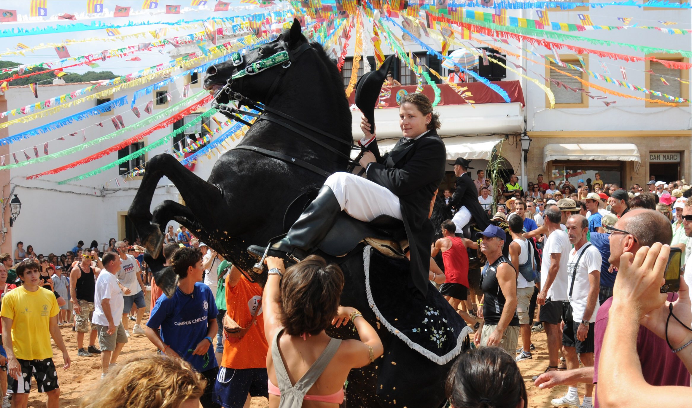 Una dona cavallera fa botar el cavall a les festes de Sant Bartomeu de Ferreries (fotografia: Prats i Camps).