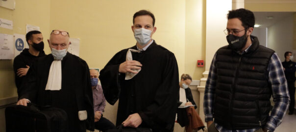 Valtònyc amb els seus advocats abans d'entrar a la sala del Tribunal d'Apel·lació de Gant