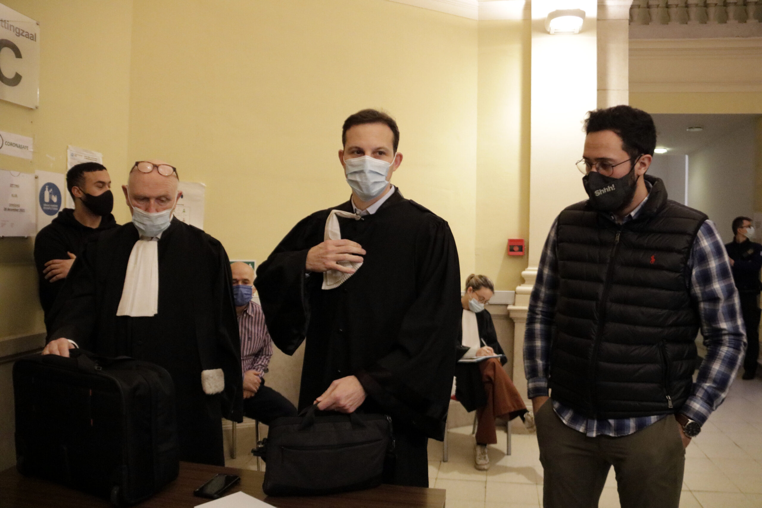 Valtònyc amb els seus advocats abans d'entrar a la sala del Tribunal d'Apel·lació de Gant