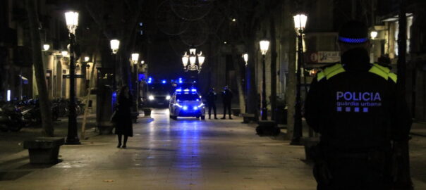 Imatge d'arxiu d'un vehicle de la Guàrdia Urbana de Barcelona circulant pels carrers de la ciutat.