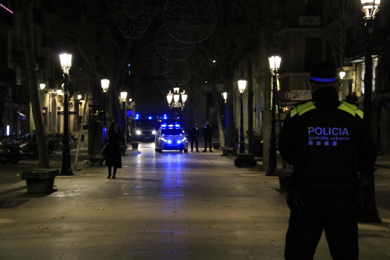 Imatge d'arxiu d'un vehicle de la Guàrdia Urbana de Barcelona circulant pels carrers de la ciutat.