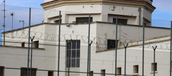Pla mitjà on es poden veure les finestres de les cel·les i les reixes d'un dels mòduls del Centre Penitenciari de Ponent