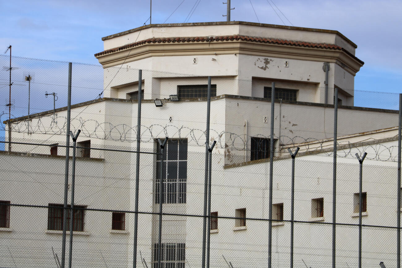 Pla mitjà on es poden veure les finestres de les cel·les i les reixes d'un dels mòduls del Centre Penitenciari de Ponent