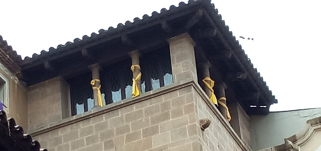 Els llaços grocs a la façana de la Paeria de Lleida (fotografia: Crida per Lleida).