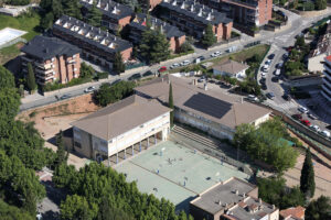 Vista aèria de la instal·lació de plaques fotovoltaiques a la coberta de l'Escola Jaume Balmes de Corbera de Llobregat.