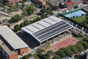 Vista aèria de la instal·lació de plaques fotovoltaiques a la coberta de l'escola Tiana de Ripollet.