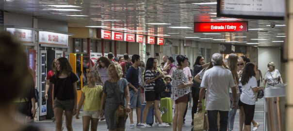 Els serveis d'atenció al públic són els que discriminen més catalanoparlants.