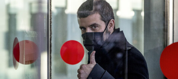 Borràs, ahir, en entrar al jutjat. Fotografia d'Albert Salamé