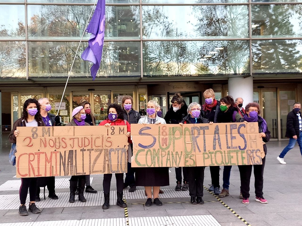 imatge d'arxiu d'una concentració de suport al judici a vaguistes de l'Assemblea Feminista de València per la vaga del 8-M
