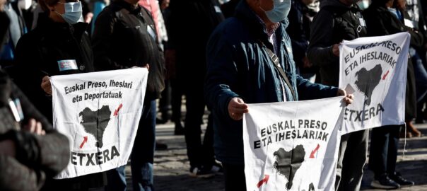 Concentració a favor dels presos i exiliats bascos aquest cap d'any a Pamplona. Foto: Jesús Digues