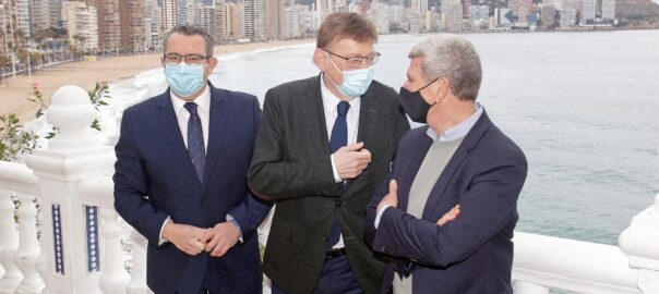 Ximo Puig parla amb el president de Radiotelevisió espanyola en presència del Batlle de Benidorm