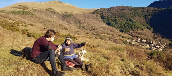 El diputat Vergés conversant amb la Marina amb el Taga i Bruguera al fons