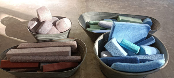 'Construcció 3.' Recipient de zenc i formes folrades amb mantes, 2018 (fotografia: M. I.).