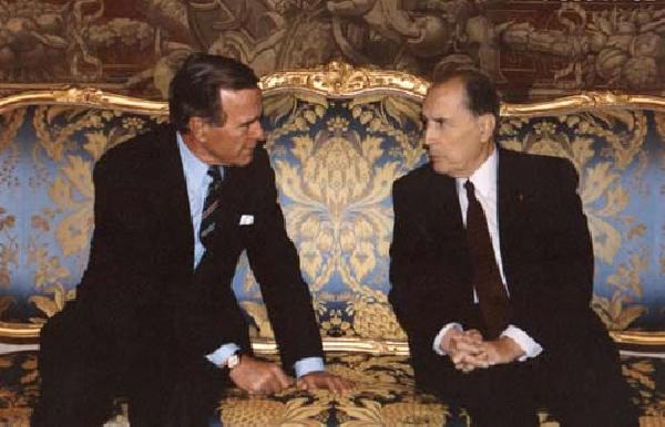 François Mitterrand, en una reunió amb George Bush.