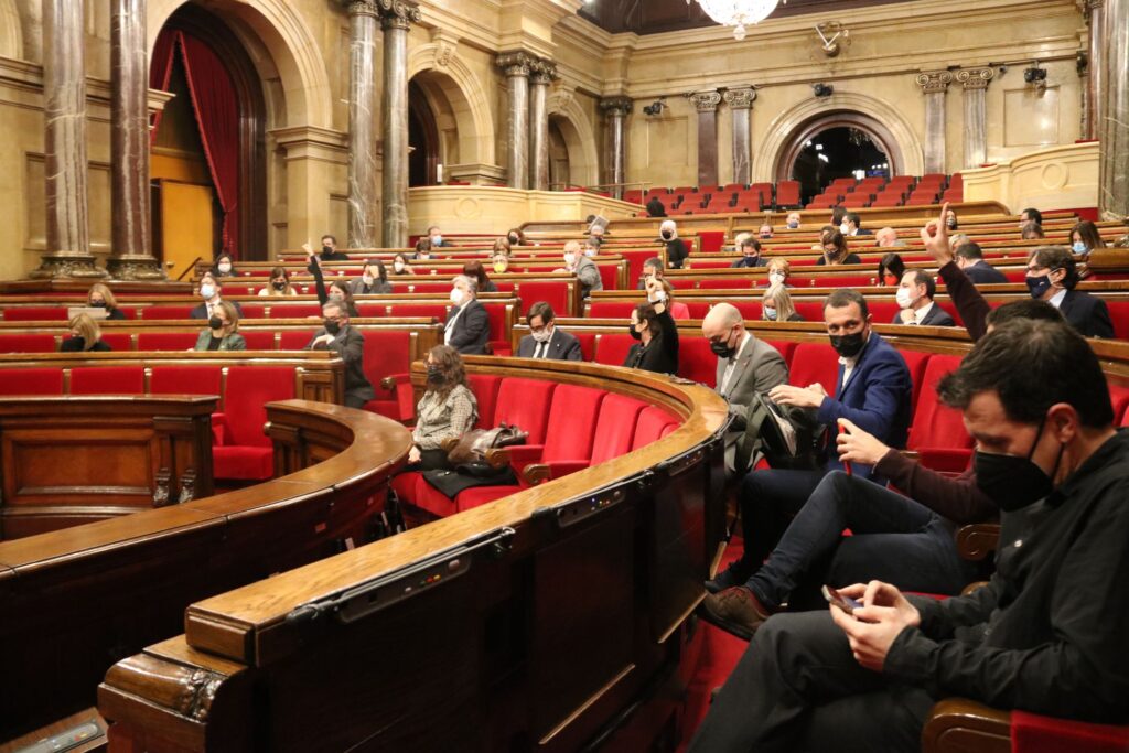 Vox, Cs i PP porten la llei del català al Consell de Garanties i en paralitzen l’aprovació