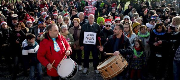Veïns de Verin protesten per la retirada de l'atenció de pediatria a la comarca. Foto de Brais Lorenzo