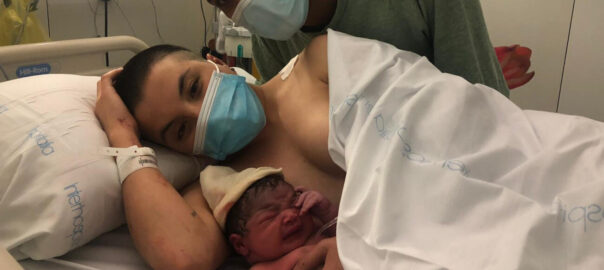 L'Alexa, el primer nadó nascut el 2022 a Catalunya, amb els seus pares Valentina i Alexander