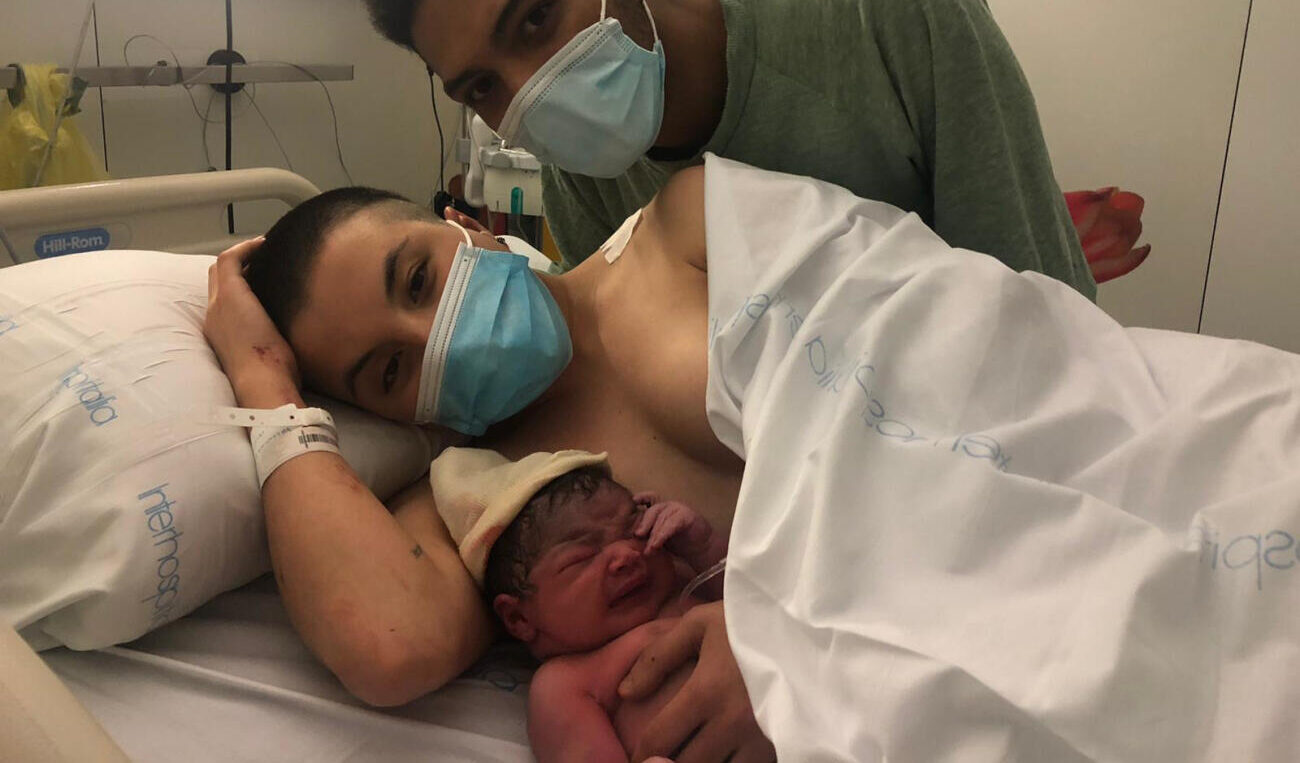 L'Alexa, el primer nadó nascut el 2022 a Catalunya, amb els seus pares Valentina i Alexander