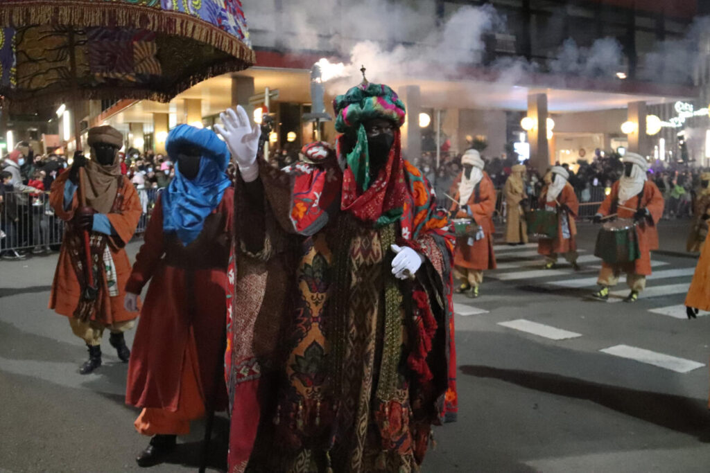 L’organització de la cavalcada de reis de Girona veu “terriblement injustes” les crítiques per pintar gent de negre