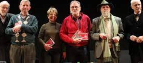 El grup Ofelia Dracs rebent l'homenatge del festival: Joaquim Carbó, Pep Albanell, Margarida Aritzeta, Isidre Grau, Antoni Serra i Joan Rendé