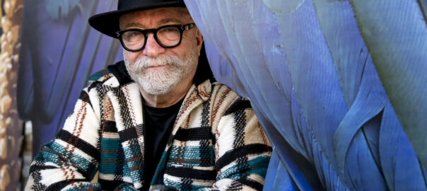 Jordi Milán al Teatre Coliseum, amb el decorat que promociona 'Adéu, Arturo' a l'entrada del teatre. | Fotografia: Albert Salamé