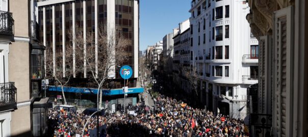 Partidaris d'Ayuso es van concentrar ahir diumenge a les portes de la seu del PP. Fotografia d'Emilio Naranjo