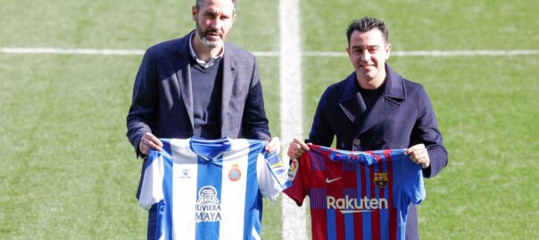 Els entrenadors del RCD Espanyol de Barcelona, Vicente Moreno, i del FC Barcelona, Xavi Hernández, s'han citat avui a l'RCDE Stadium a Cornellà de Llobregat per posar davant dels mitjans EFE/ Quique Garcia