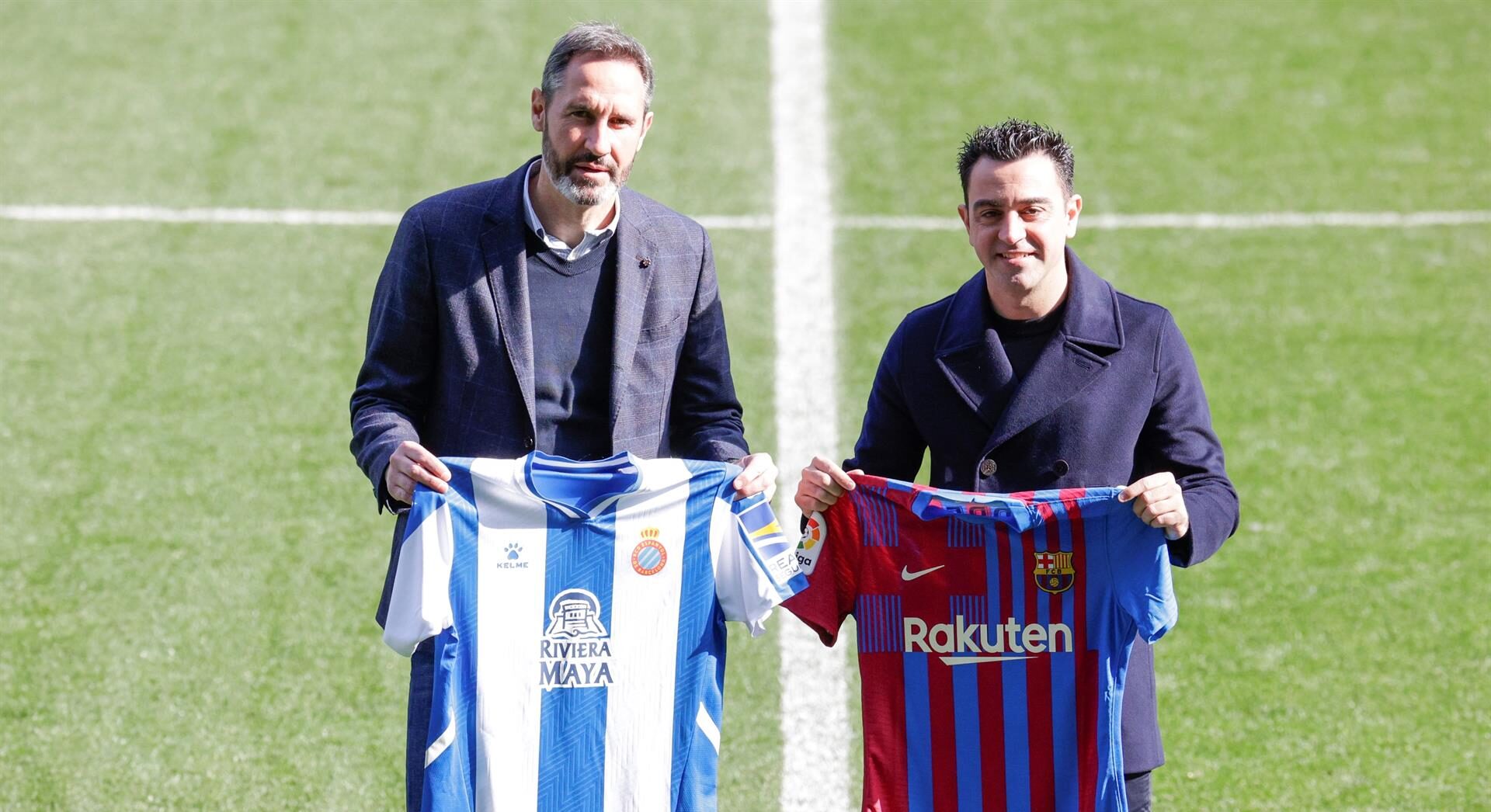 Els entrenadors del RCD Espanyol de Barcelona, Vicente Moreno, i del FC Barcelona, Xavi Hernández, s'han citat avui a l'RCDE Stadium a Cornellà de Llobregat per posar davant dels mitjans EFE/ Quique Garcia
