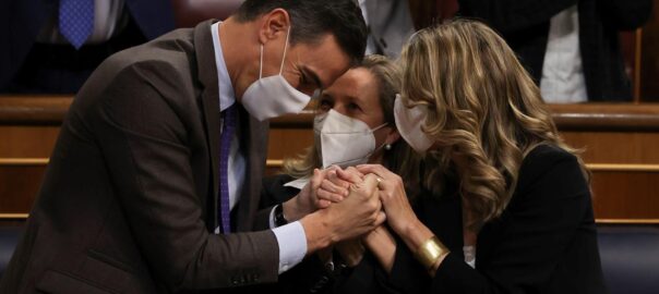 Pedro Sánchez felicita Yolanda Díaz. Fotografia de Kiko Huesca
